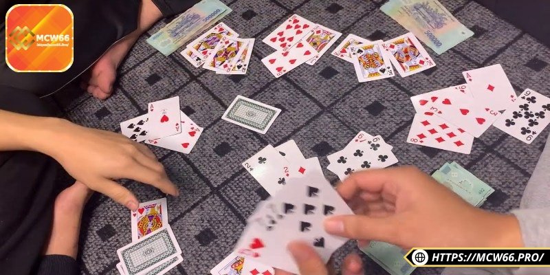 Một ván chơi phỏm gồm 4 vòng đánh